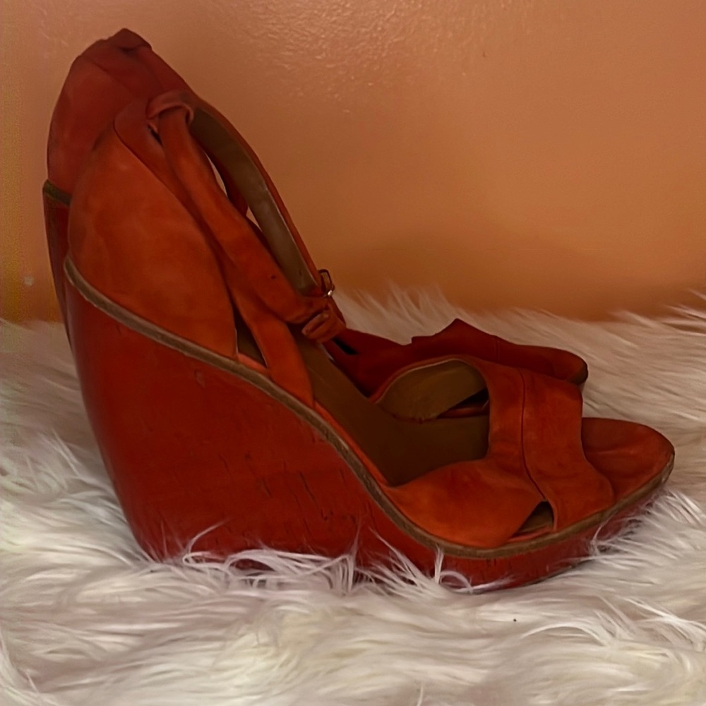 Dice Vita Orange suede wedge sz 10